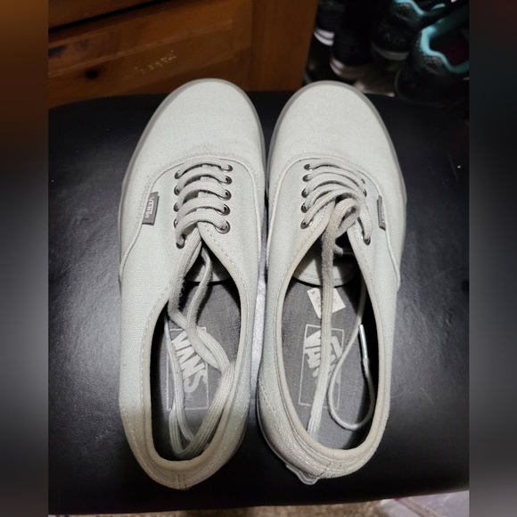 GRAY vans - Picture 4 of 5